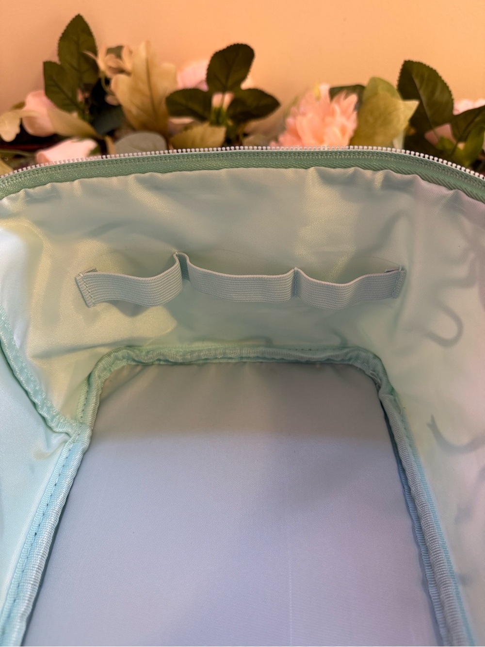 NWT Tender Love + Carry Travel Vanity Bag in “Green Bows” Pattern - Picture 11 of 12